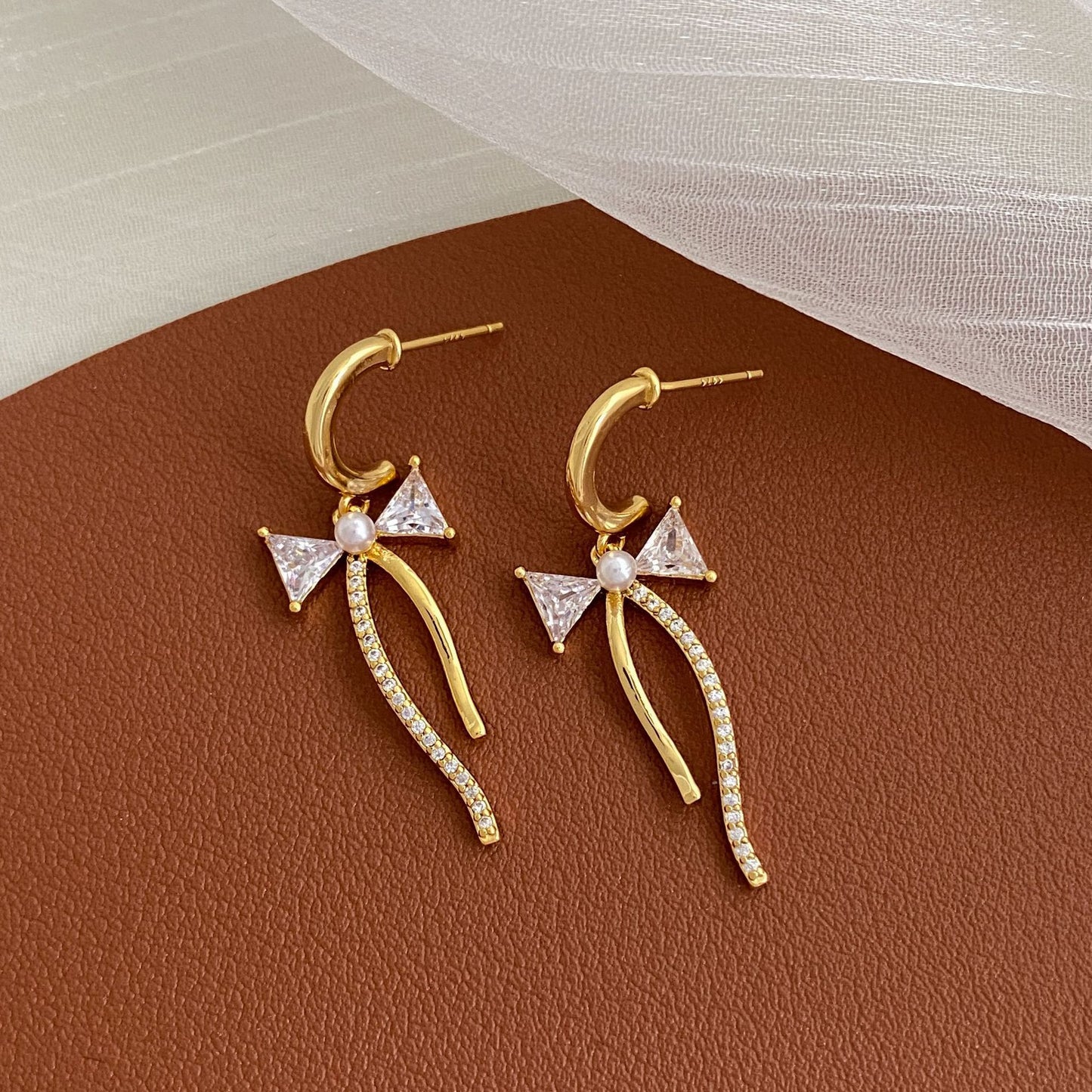 Zirconia C-shaped Light Earrings